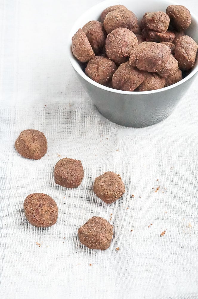 Spelt kruidnoten, een gezond alternatief voor het sinterklaasfeest! Makkelijk recept om zelf kruidnoten van speltbloem te maken.
