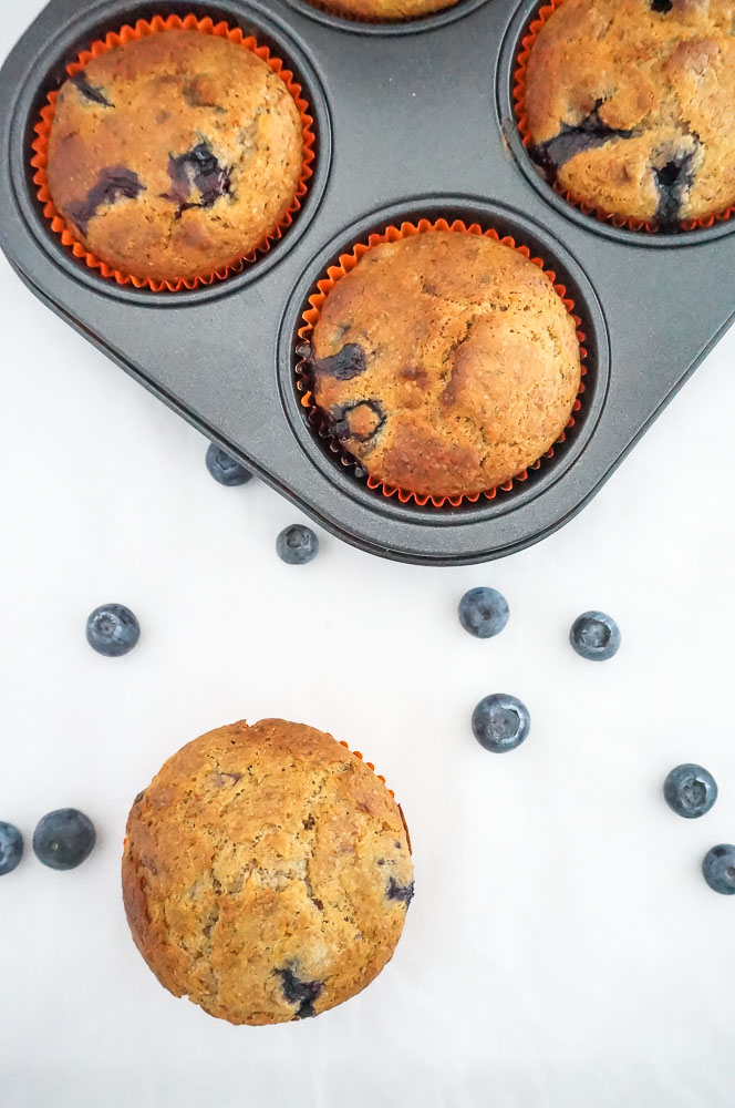 spelt muffins met blauwe bessen, muffins met blauwe bessen, recept, ontbijt, tussendoor, gezonde muffins zonder suiker