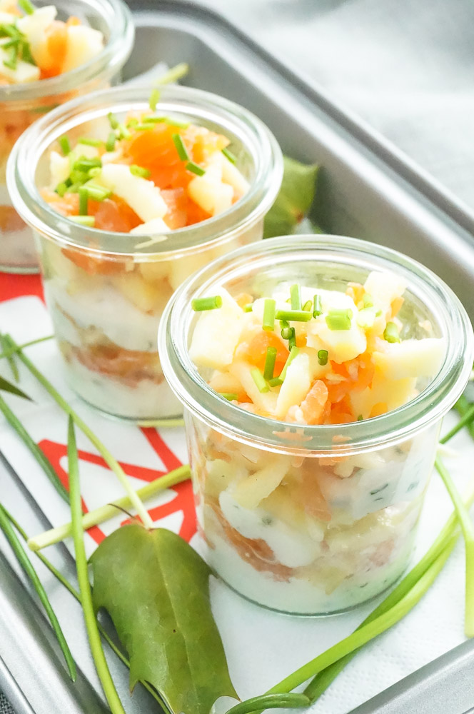 amuse in een glaasje met zalm en appel, amuse met zalm, amuse recepten, kerst