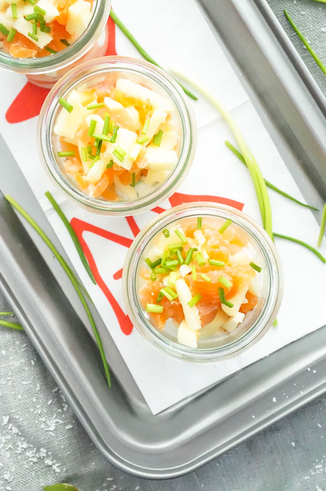 amuse in een glaasje met zalm en appel, amuse met zalm, amuse recepten, kerst