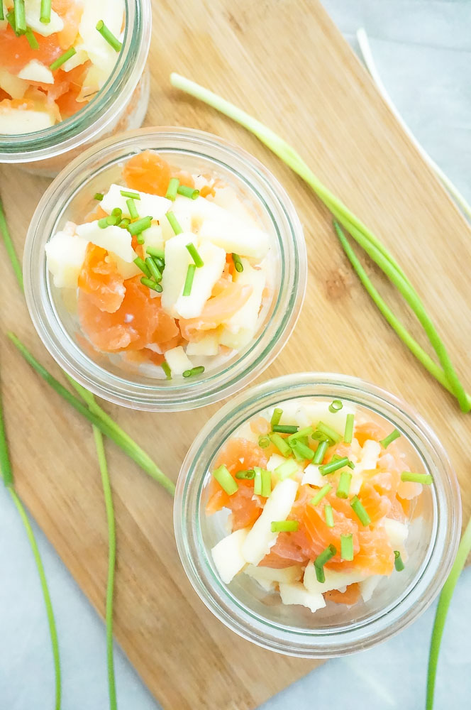 amuse in een glaasje met zalm en appel, amuse met zalm, amuse recepten, kerst