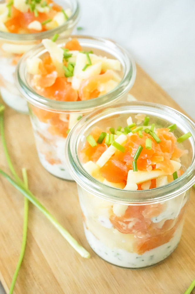 amuse in een glaasje met zalm en appel, amuse met zalm, amuse recepten, kerst