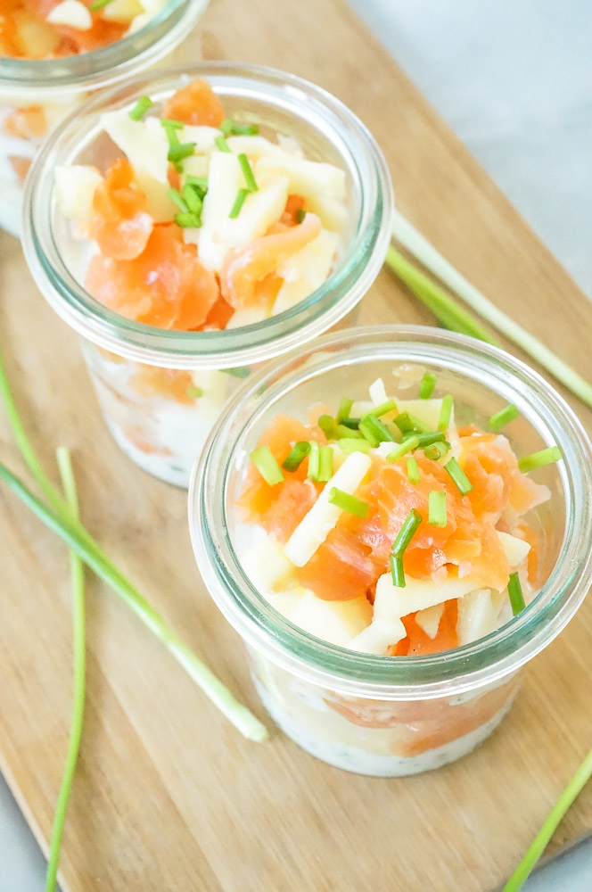 amuse in een glaasje met zalm en appel, amuse met zalm, amuse recepten, kerst