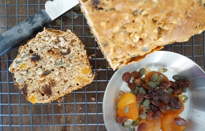 mueslibrood, muesli notenbrood gezond, gedroogd fruit, makkelijk recept