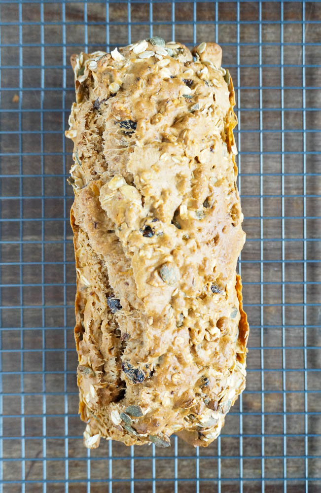 mueslibrood, muesli notenbrood gezond, gedroogd fruit, makkelijk recept