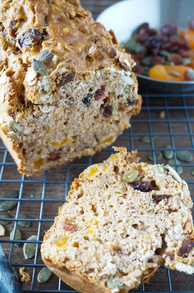 mueslibrood, muesli notenbrood gezond, gedroogd fruit, makkelijk recept