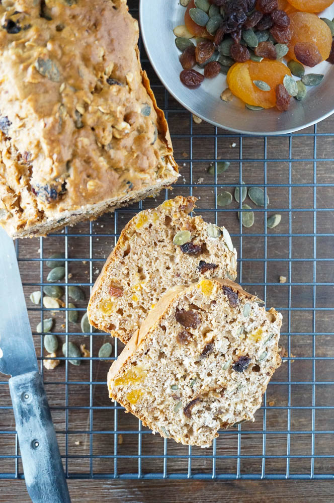 mueslibrood, muesli notenbrood gezond, gedroogd fruit, makkelijk recept