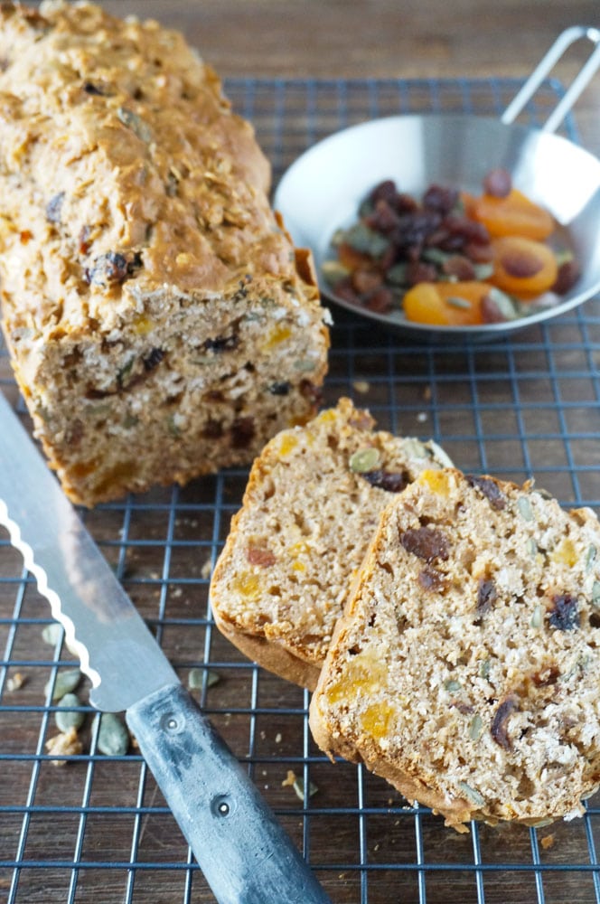 mueslibrood, muesli notenbrood gezond, gedroogd fruit, makkelijk recept