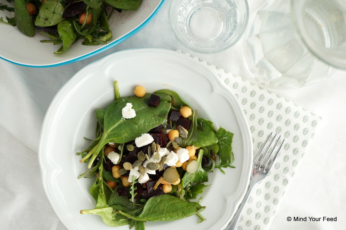 Salade met kikkererwten, rode biet en geitenkaas