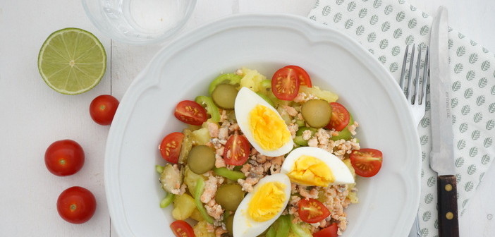 Frisse aardappelsalade met zalm en ei