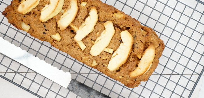 Speltcake met appel en rozijnen