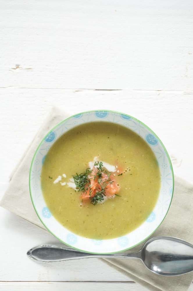 Groene aspergesoep met zalm, romige lentesoep met groene asperges en dille