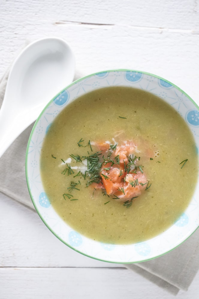 Groene aspergesoep met zalm, romige lentesoep met groene asperges en dille