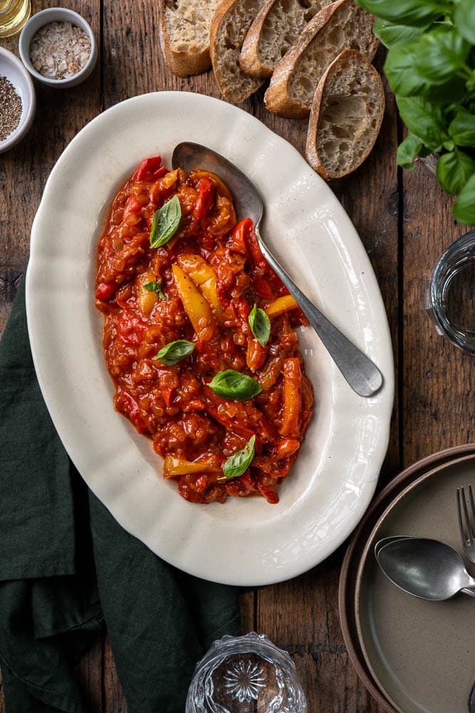 Peperonata recept – Italiaanse gestoofde paprika’s met ui en tomaat