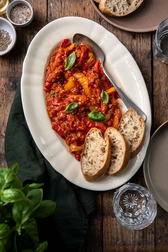 Klassieke peperonata met langzaam gestoofde paprika’s