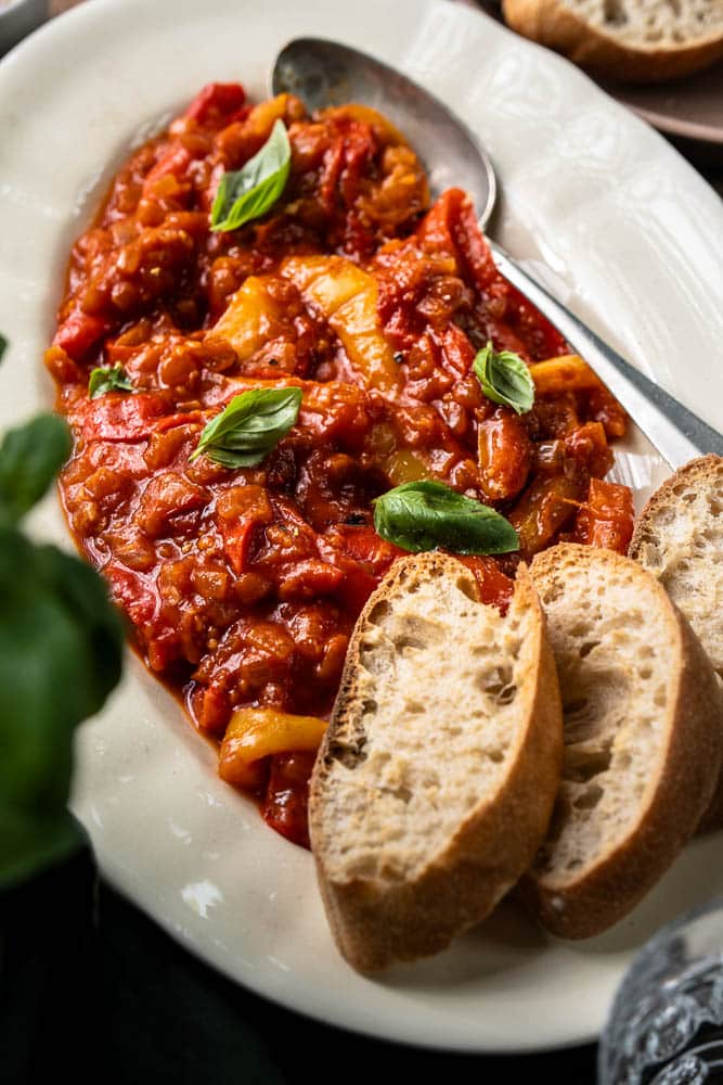 Maak zelf peperonata: een klassiek Italiaans gerecht van gestoofde paprika’s, ui en tomaat. Simpel, smaakvol en heerlijk als bijgerecht of pastasaus.