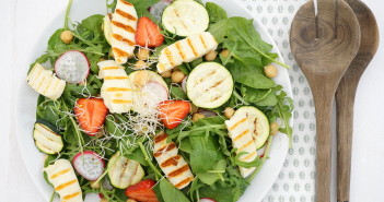 Salade met gegrilde courgette en halloumi