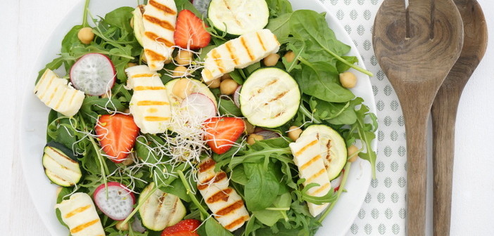 Salade met gegrilde courgette en halloumi