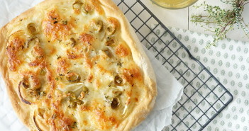 focaccia met mozzarella, ui en olijven