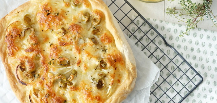 foccacia met mozzarella, ui en olijven