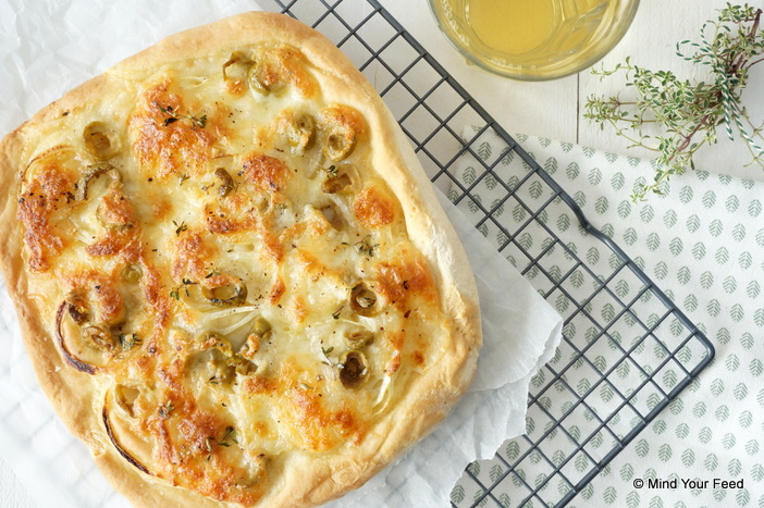 foccacia met mozzarella, ui en olijven