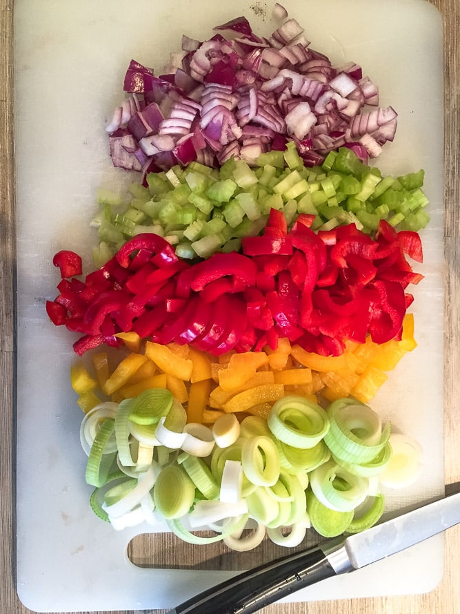 Makkelijke Oosterse groenteschotel met kip, paprika en prei in kokosmelksaus – recept voor drukke dagen.