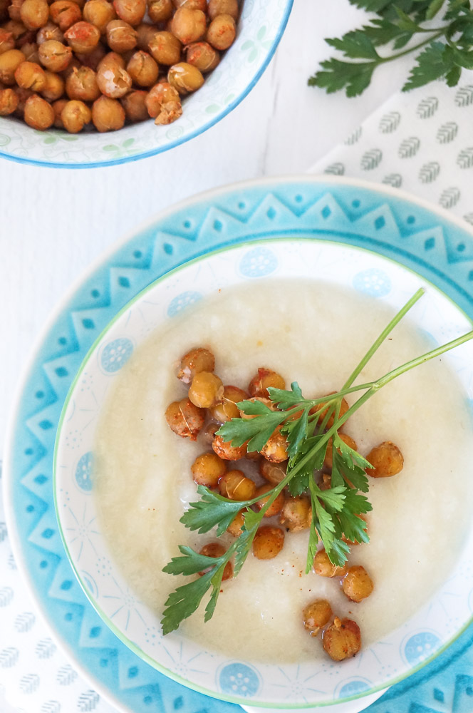 Romige bloemkoolsoep, makkelijk recept voor soep van bloemkool met croutons van kikkererwten