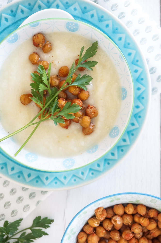 Romige bloemkoolsoep, makkelijk recept voor soep van bloemkool met croutons van kikkererwten