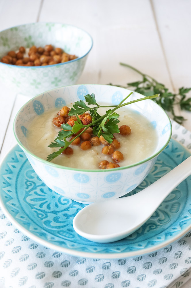 Romige bloemkoolsoep, makkelijk recept voor soep van bloemkool met croutons van kikkererwten