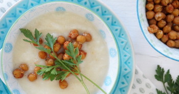 romige bloemkoolsoep met kikkererwtencroutons