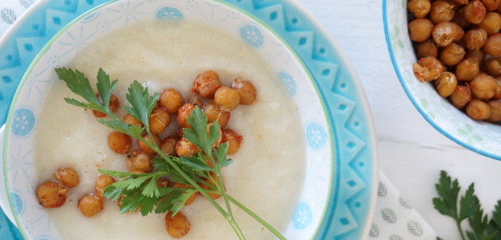 romige bloemkoolsoep met kikkererwtencroutons