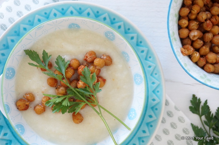 romige bloemkoolsoep met kikkererwtencroutons