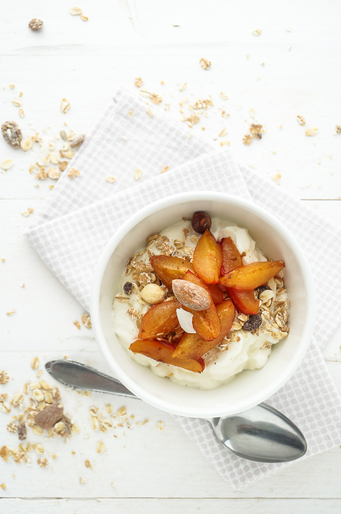 Pruimen uit de oven, ontbijt recept met pruimen, yoghurt en muesli