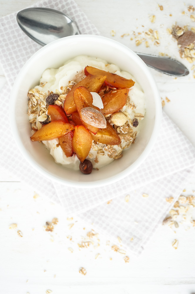 Pruimen uit de oven, ontbijt recept met pruimen, yoghurt en muesli