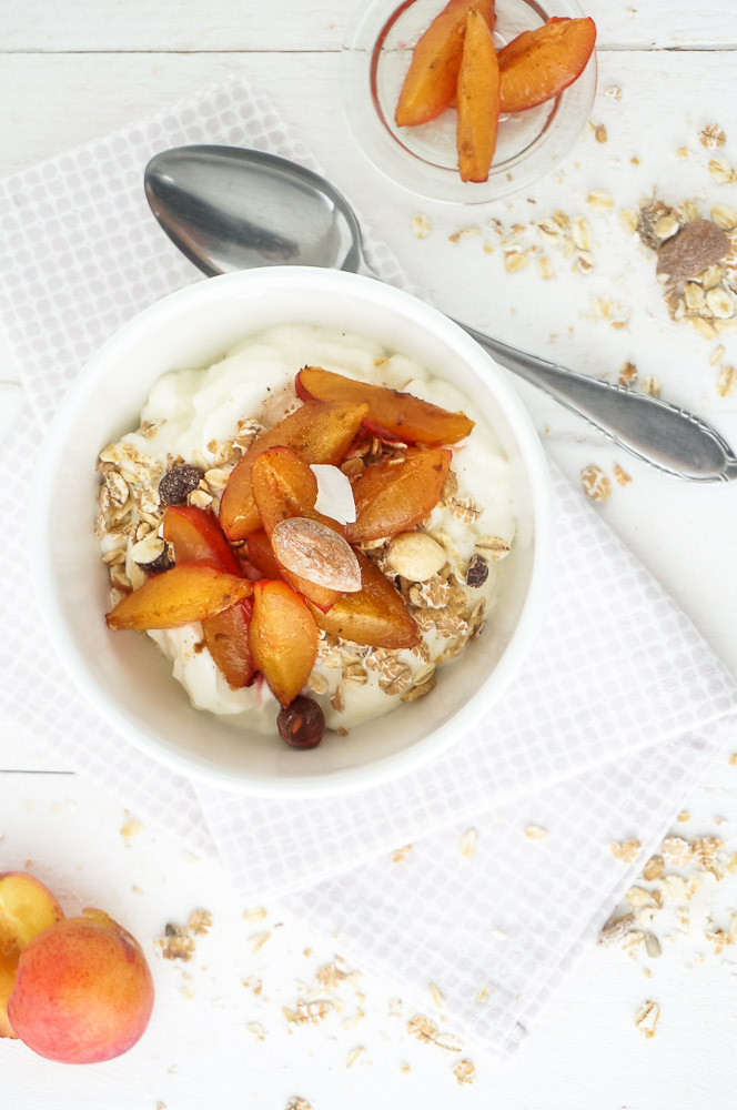 Pruimen uit de oven, ontbijt recept met pruimen, yoghurt en muesli