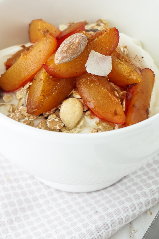 Pruimen uit de oven, ontbijt recept met pruimen, yoghurt en muesli