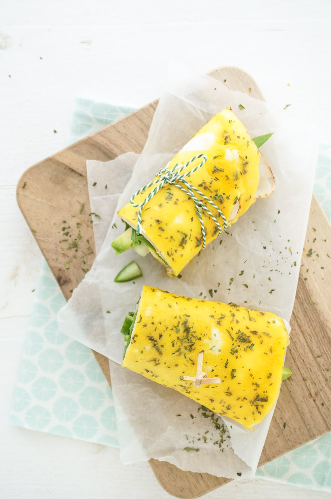 Omelet wrap met kipfilet en spinazie, koolhydraatarm recept voor makkelijke wrap van eieren.