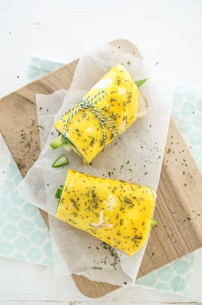 Omelet wrap met kipfilet en spinazie, koolhydraatarm recept voor makkelijke wrap van eieren.