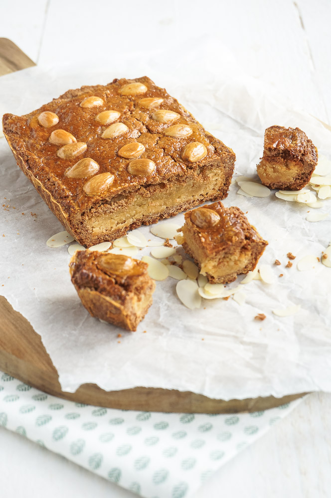 Traditioneel recept voor gevulde speculaas met amandelspijs, een klassiek Sinterklaas bakrecept met kruidig deeg en een zachte vulling.