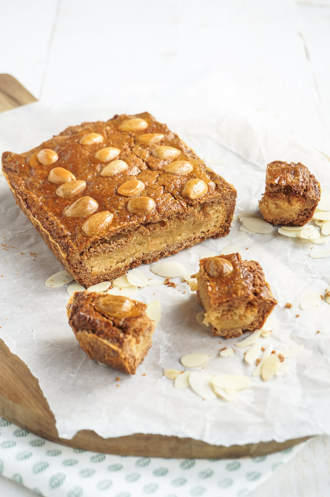 Traditioneel recept voor gevulde speculaas met amandelspijs, een klassiek Sinterklaas bakrecept met kruidig deeg en een zachte vulling.