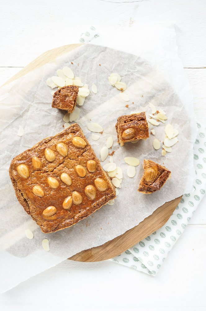 Traditioneel recept voor gevulde speculaas met amandelspijs, een klassiek Sinterklaas bakrecept met kruidig deeg en een zachte vulling.