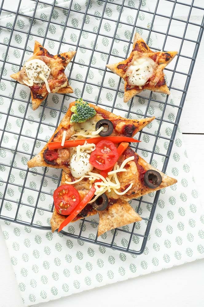 kerstboom pizza – leuk kersthapje voor kinderen, pizza kerstboom met bladerdeeg, kerst pizza maken, pizza kerst recept