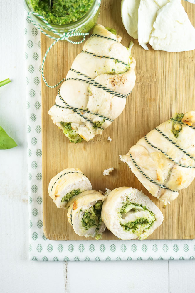 kiprollade met pesto en mozzarella, zelf kip rollade maken, feestelijk gerecht, hoofdgerecht