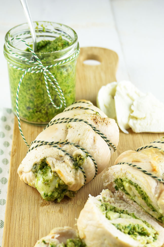 kiprollade met pesto en mozzarella, zelf kip rollade maken, feestelijk gerecht, hoofdgerecht