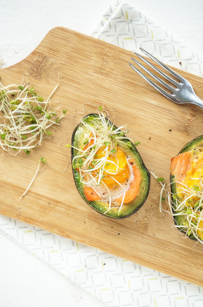 gevulde avocado met ei en zalm uit de oven, gezond recept