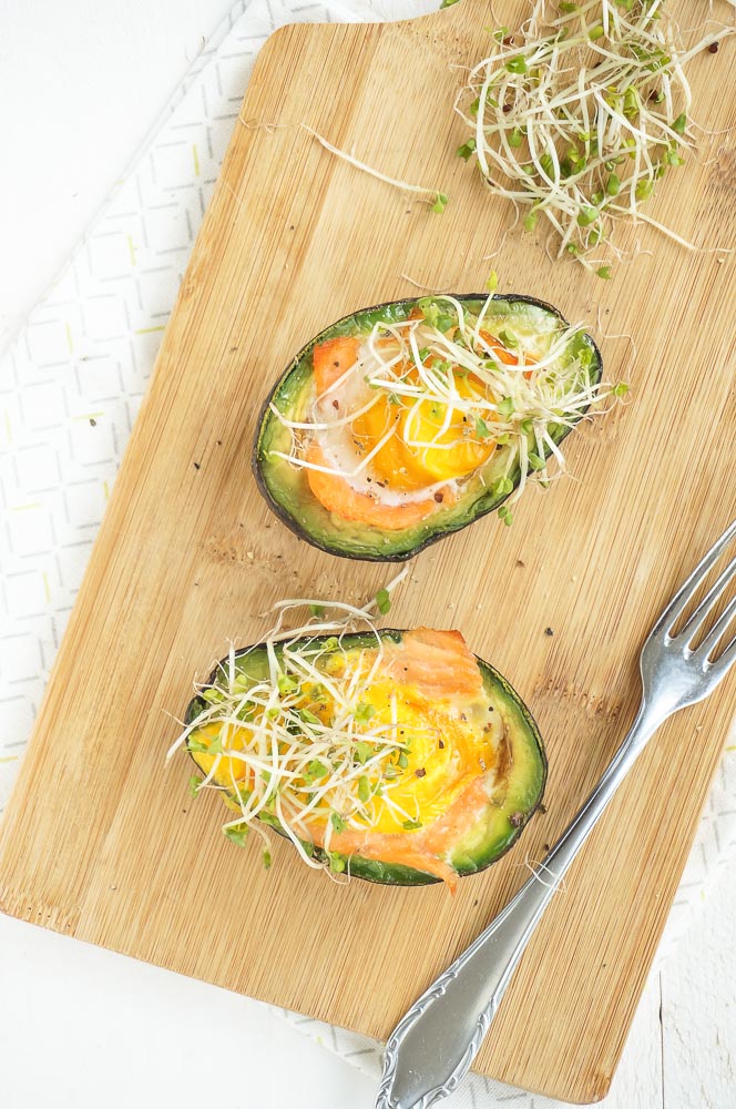 gevulde avocado met ei en zalm uit de oven, gezond recept