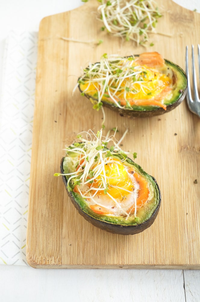 gevulde avocado met ei en zalm uit de oven, gezond recept