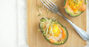 gevulde avocado met ei en zalm uit de oven