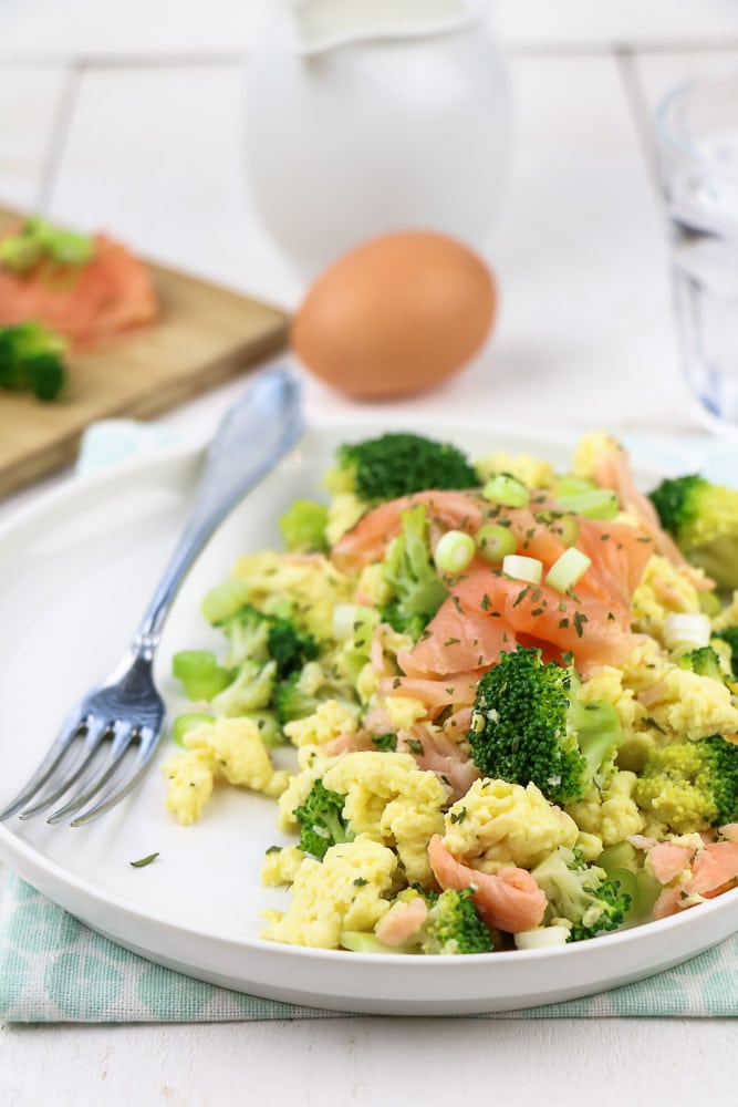 roerei met zalm en broccoli, scrambled eggs, gebakken ei met zalm