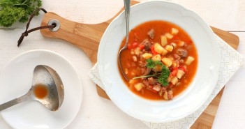 Goulash soep met paprika en aardappel goulash soep